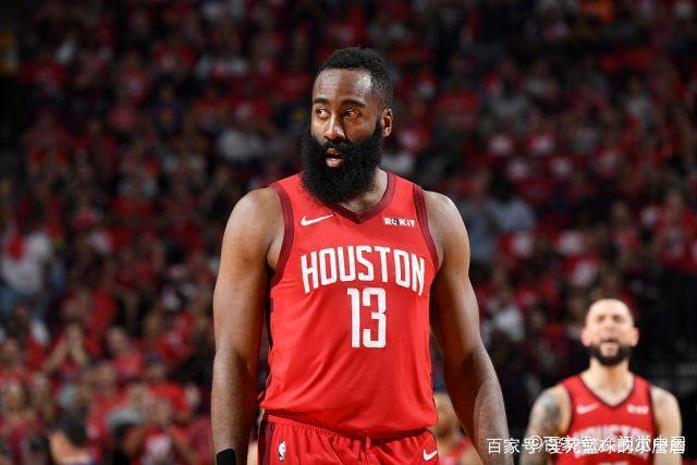 杨鸣愤怒冲进场内大骂裁判 连吃两T被驱逐出场