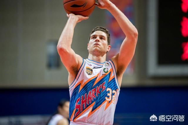 杨鸣愤怒冲进场内大骂裁判 连吃两T被驱逐出场